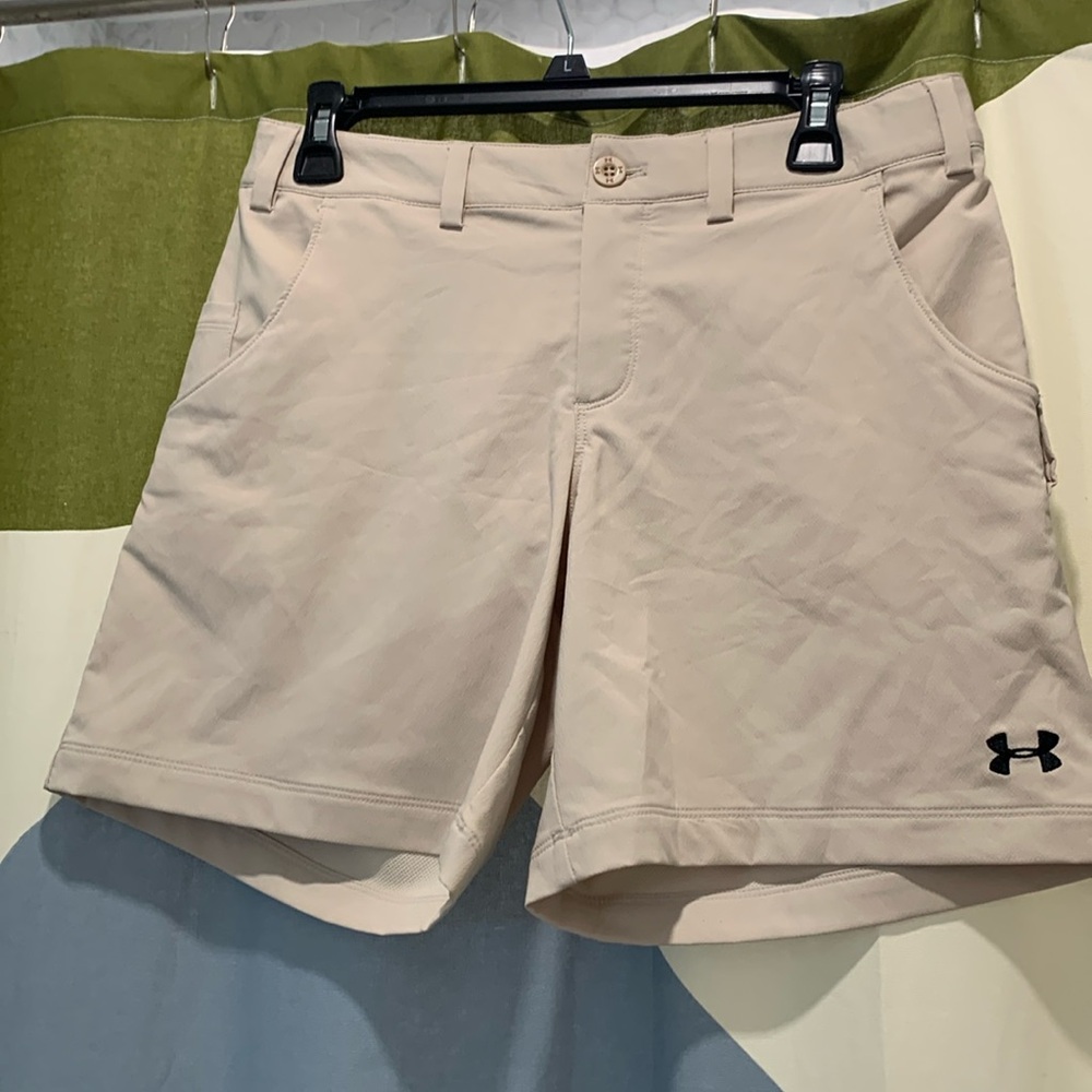 UNDER ARMOUR relaxed fit SHORTS WOMENS SIZE 8 ATHLETIC -golf, tennis.
